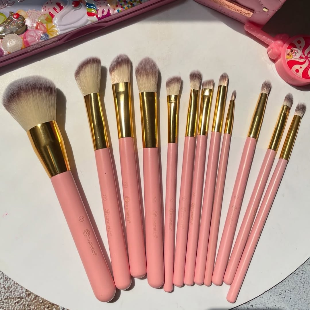 BH Cosmetics - 12pcs Bucket Super Soft Makeup Brush Set