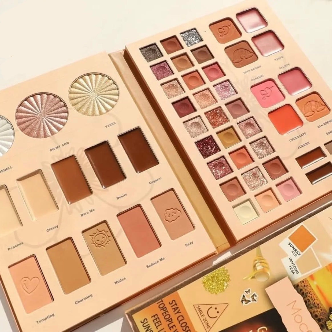 Mocallure - 52 Color Smiley Makeup Book