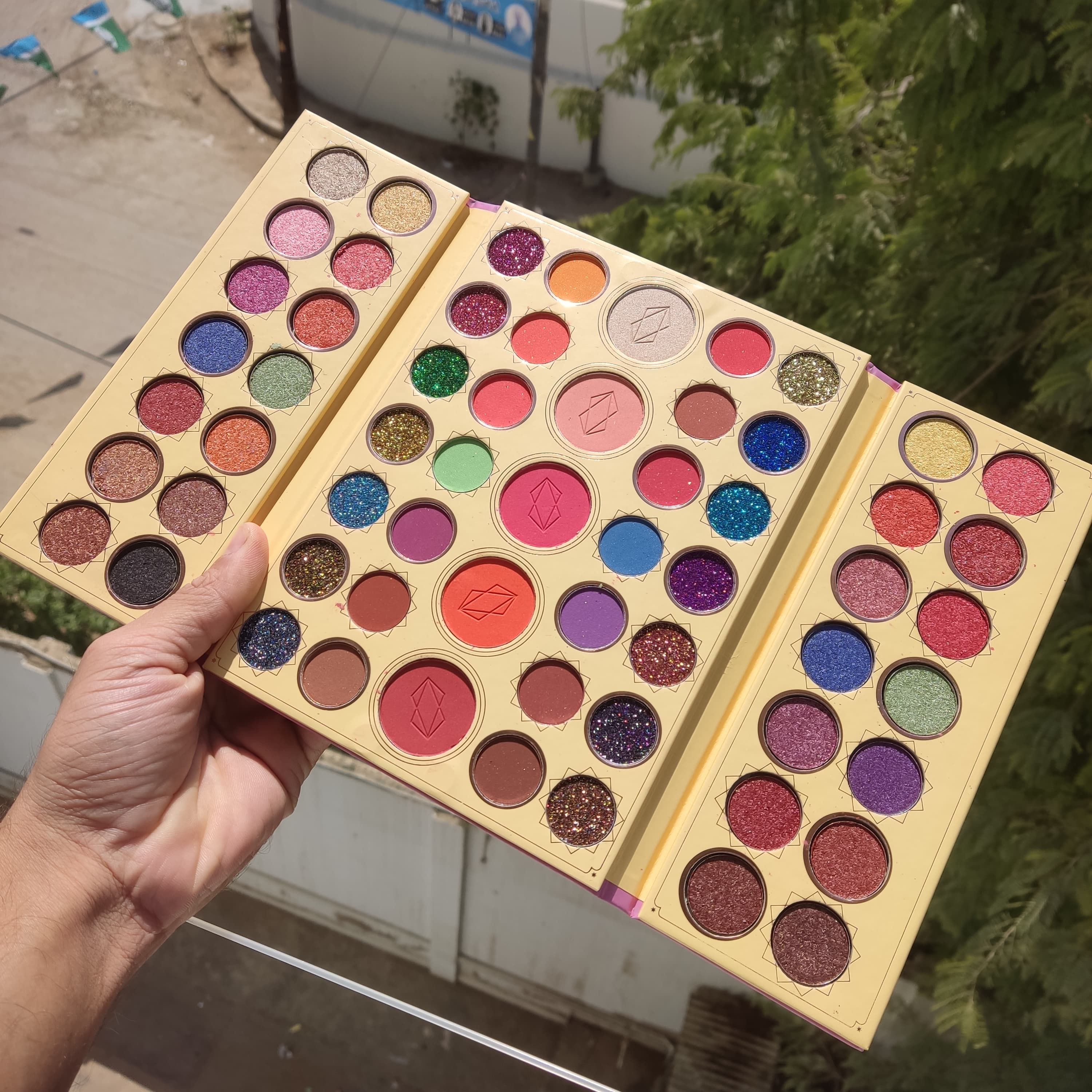 61 Colors Eyeshadow & Highlighter Palette
