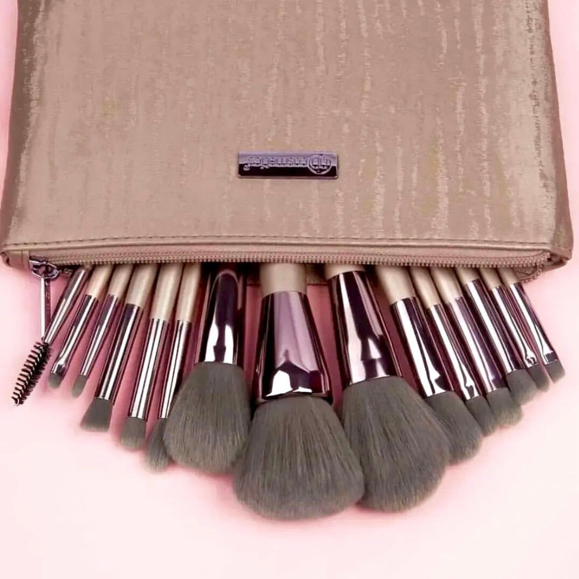 BH Cosmetics - Soft Makeup Brushes with Leather Pouch Set of 15