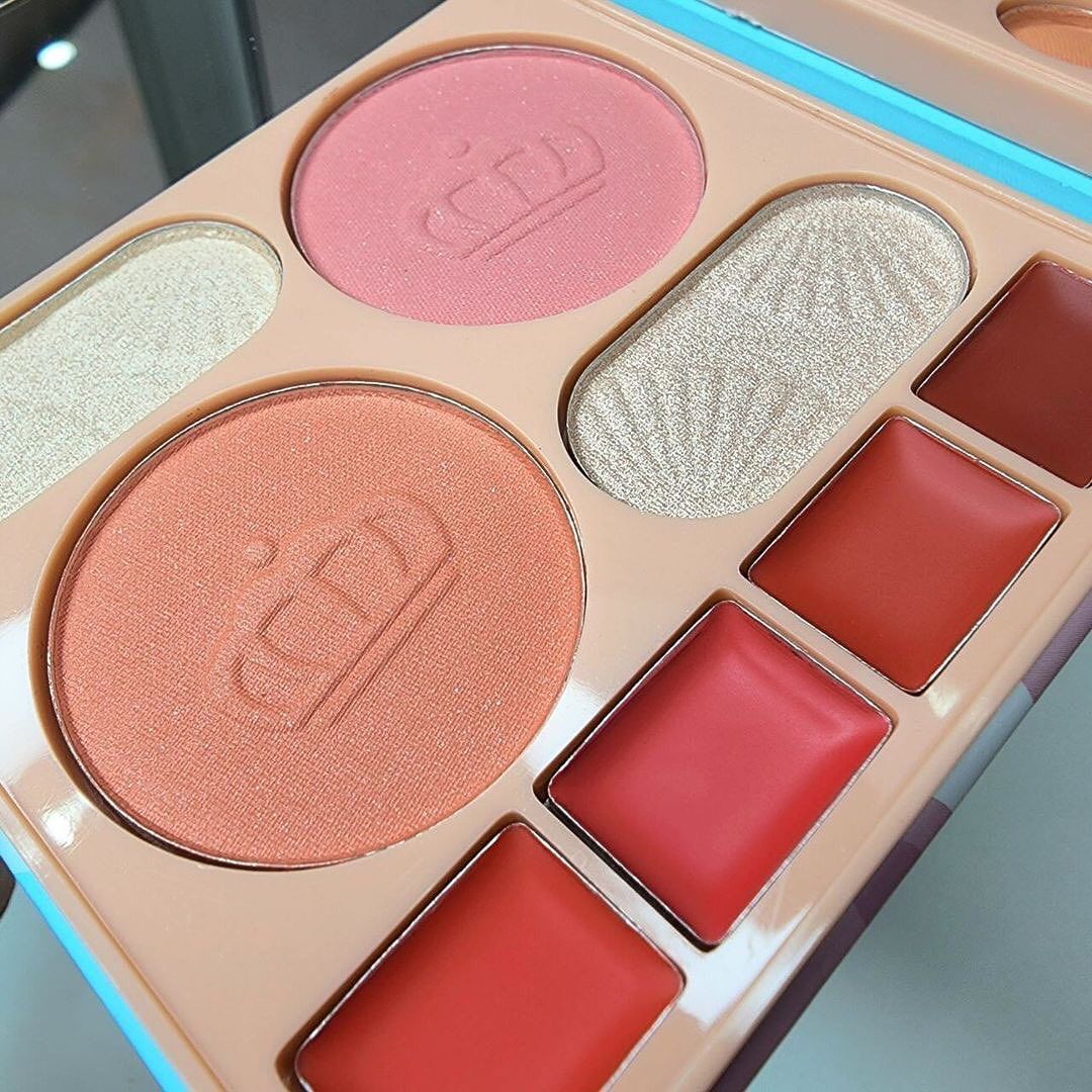 5 in 1 Cute Eyeshadow Highlighter Blusher Makeup Palette All In Pne Viral Kit