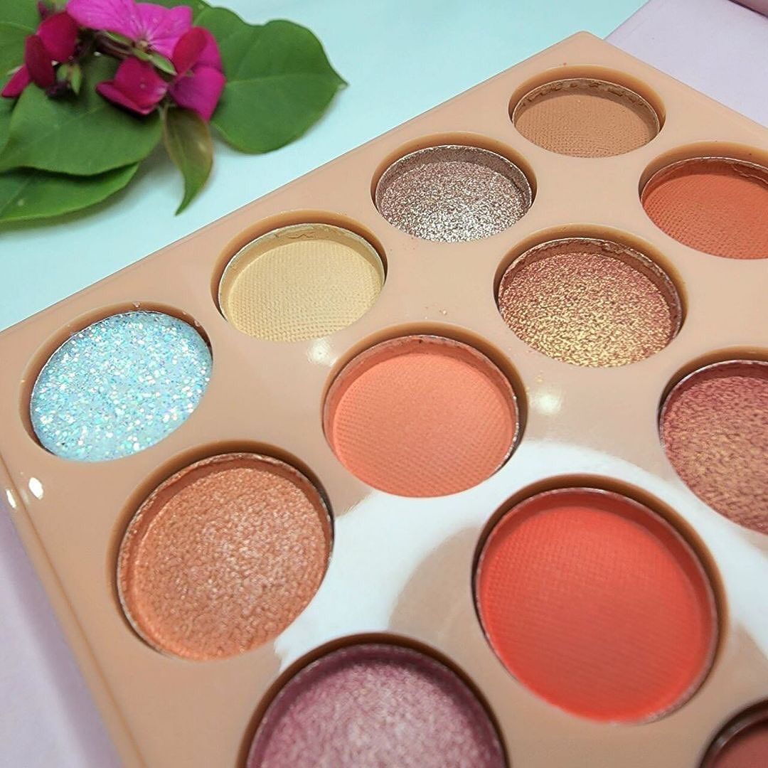 5 in 1 Cute Eyeshadow Highlighter Blusher Makeup Palette All In Pne Viral Kit