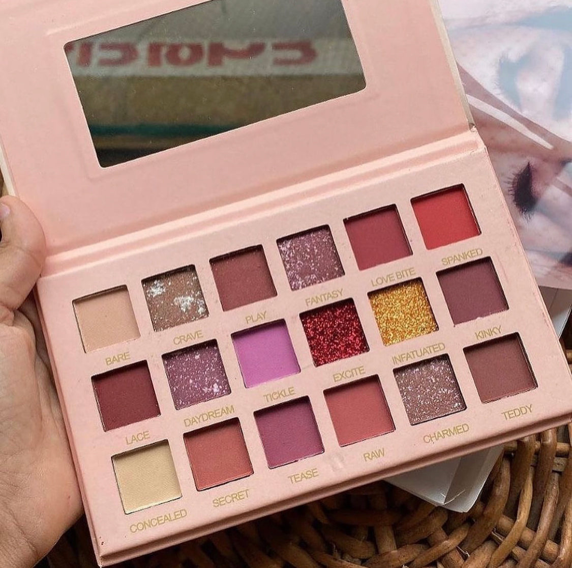 18 Colors Nude Matte & Glitter Eyeshadow Palette