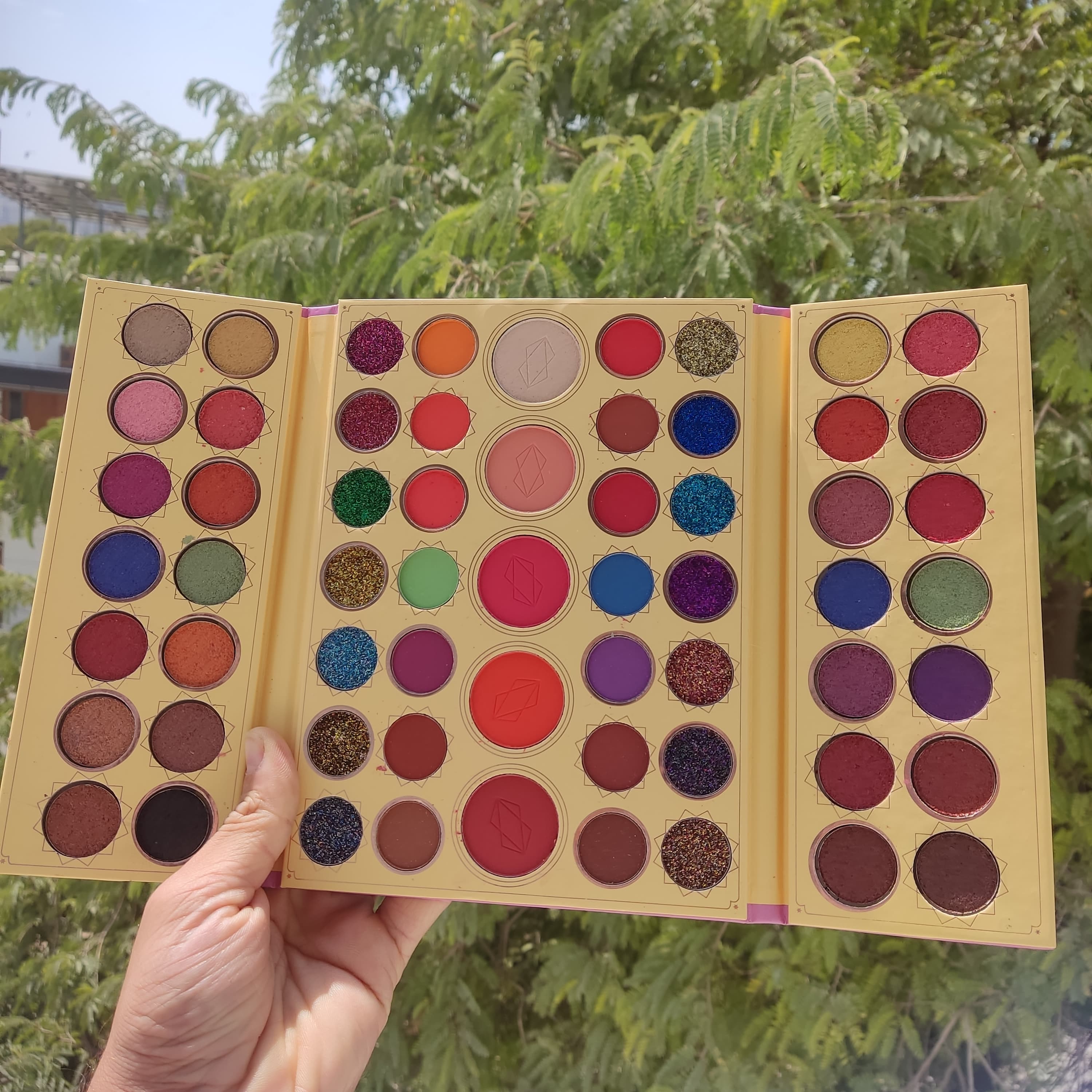 61 Colors Eyeshadow & Highlighter Palette