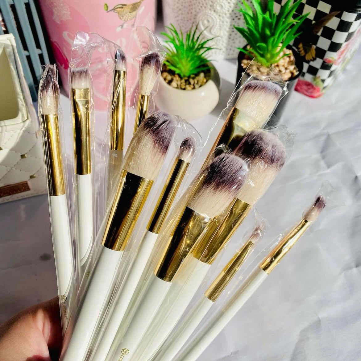 BH Cosmetics - 12pcs Bucket Super Soft Makeup Brush Set