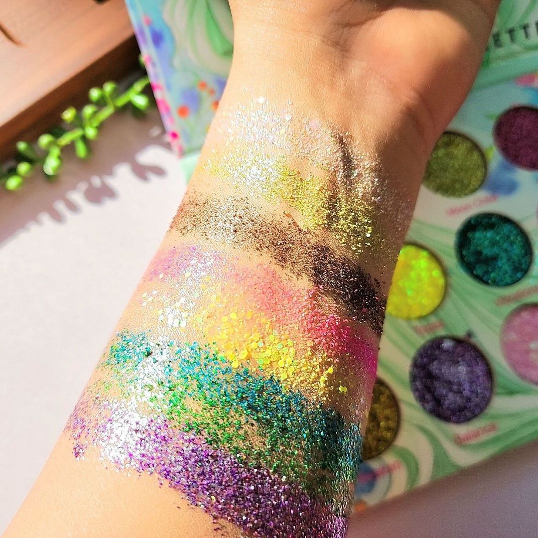 Mocallure - 15 Color Monochrome Glitter Eyeshadow Palette