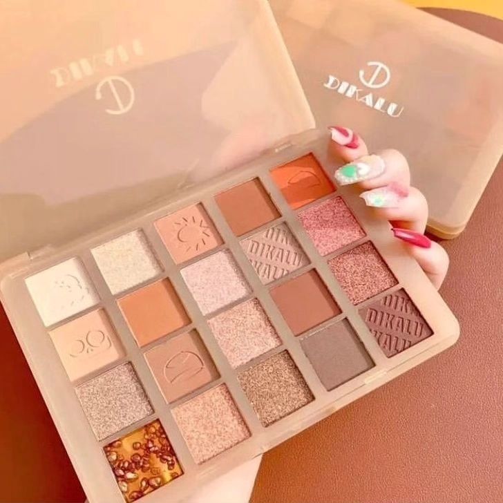 Coco Urban - 20 Color Chest Nut Eyeshadow Palette