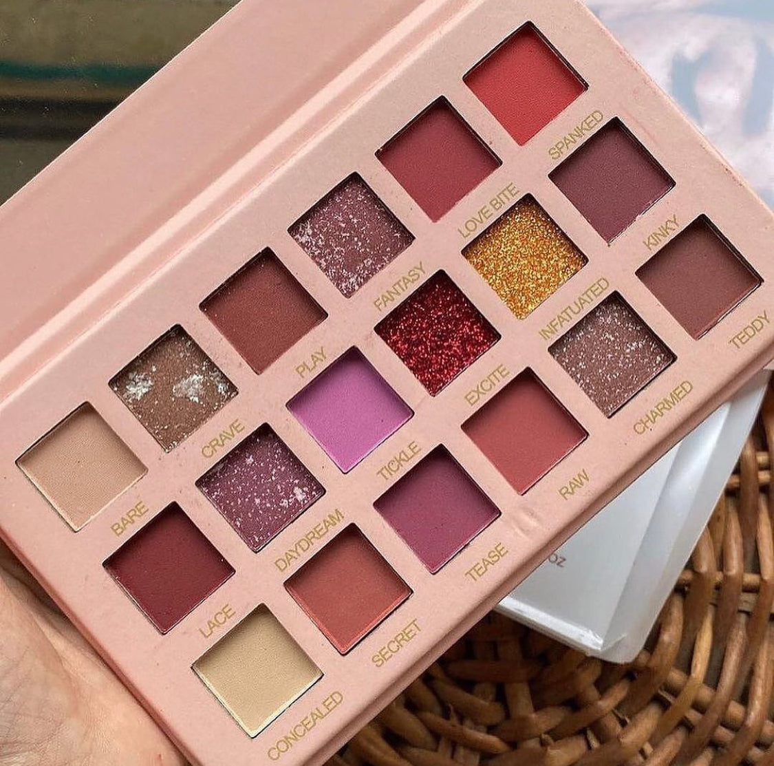 18 Colors Nude Matte & Glitter Eyeshadow Palette