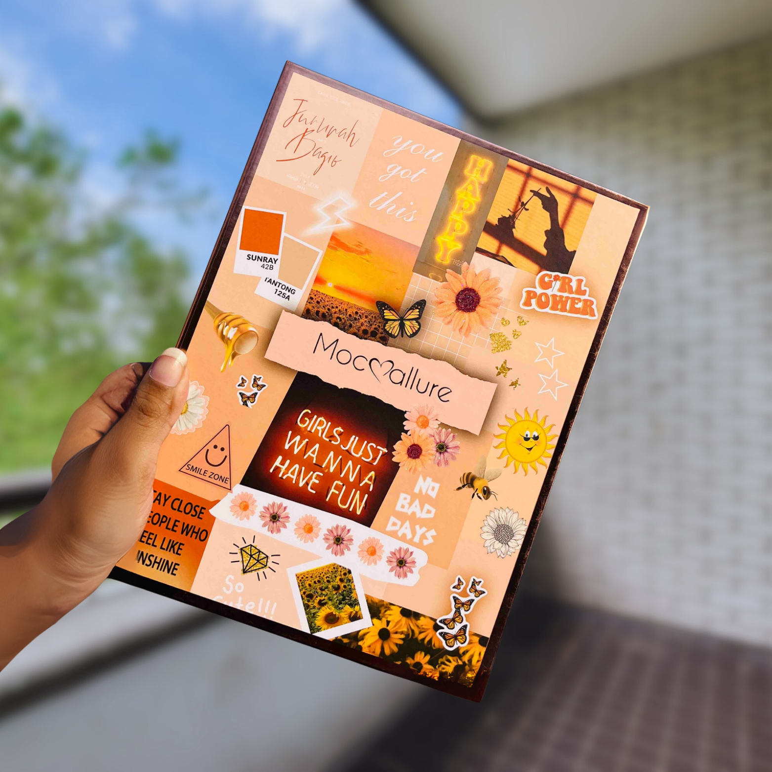 Mocallure - 52 Color Smiley Makeup Book