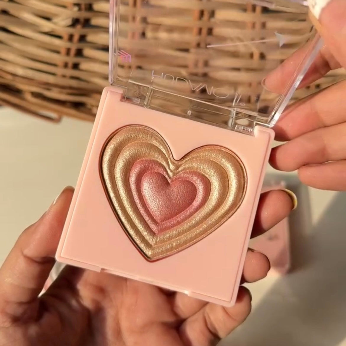 New Heart Highlighter Illuminator Face Contour & Bronzer Highlighter Kit