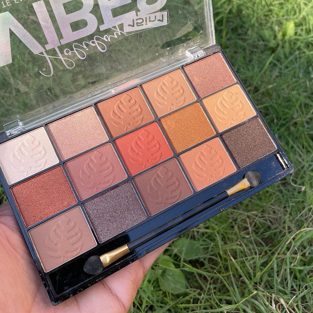 15 Color Leaf Matte & Glitter Eyeshadow Palette