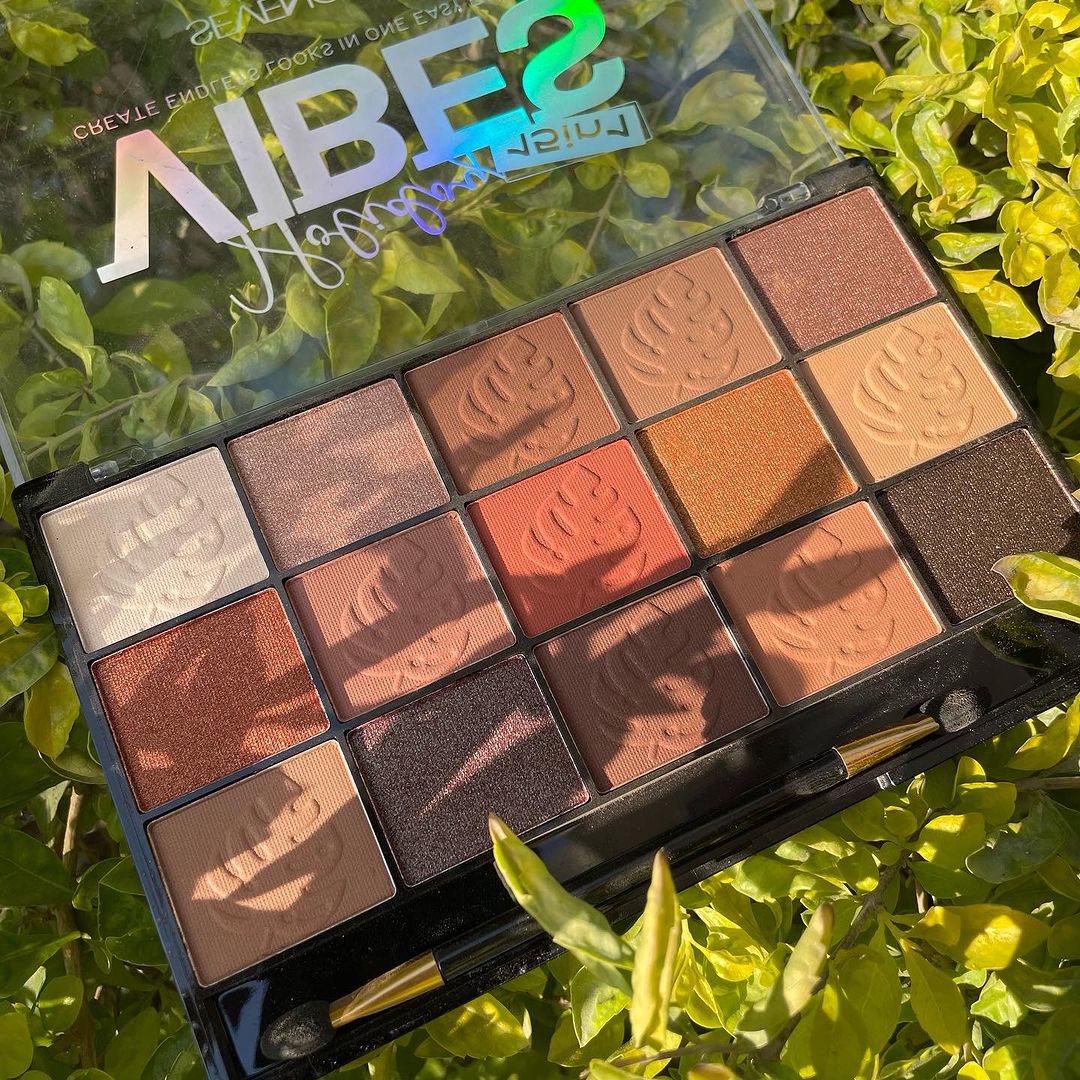 15 Color Leaf Matte & Glitter Eyeshadow Palette