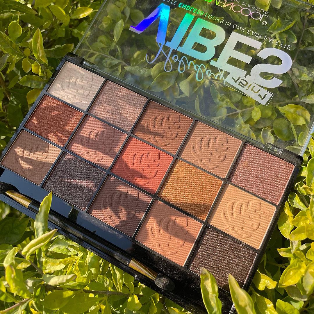 15 Color Leaf Matte & Glitter Eyeshadow Palette